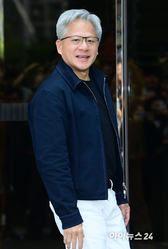 젠슨 황 엔비디아 최고경영자(CEO)가 5일 오후 전세기를 통해 서울김포비즈니스항공센터로 입국하고 있다. [사진=정소희 기자]