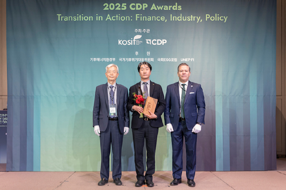 지난 10일 서울 중구 앰배서더 서울 풀만 호텔에서 열린 '2025 CDP 코리아 어워드'에서 김남욱 한화 ESG협의체 환경경영모듈장(가운데)과 장지인 CDP 한국위원회 위원장(왼쪽), 호세오르도네스 CDP 글로벌 APAC 총괄대표(오른쪽)가 기념촬영을 하고 있다. [사진=한화]