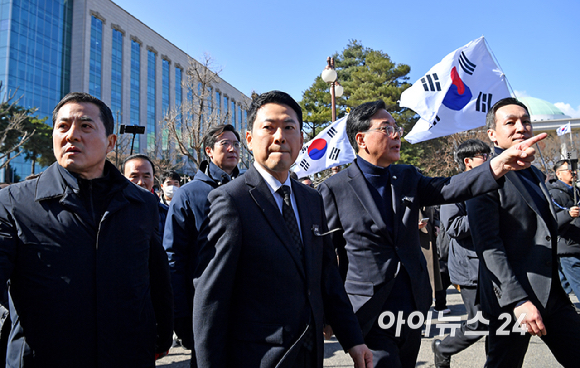 국민의힘 장동혁 대표와 의원들이 3일 서울 여의도 국회에서 '사법독립 헌정수호를 위한 대국민 호소 국민대장정 규탄대회' 출정식을 마치고 청와대로 향하고 있다. [사진=곽영래 기자]