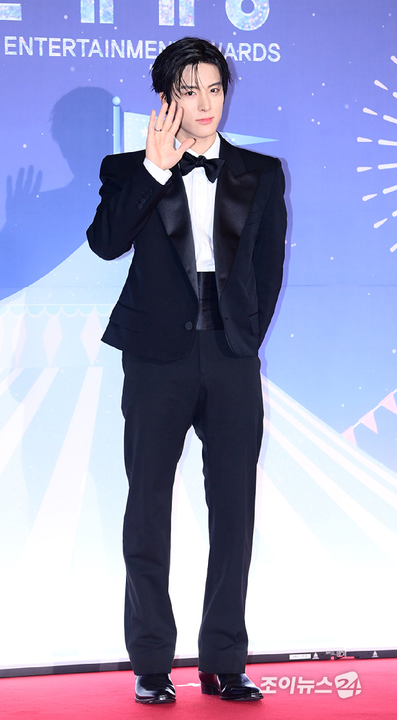 '아이돌 라디오' 더보이즈 에릭이 29일 오후 서울 마포구 MBC 사옥에서 열린 '2025 MBC 방송연예대상' 포토월 행사에 참석하고 있다. [사진=정소희 기자]