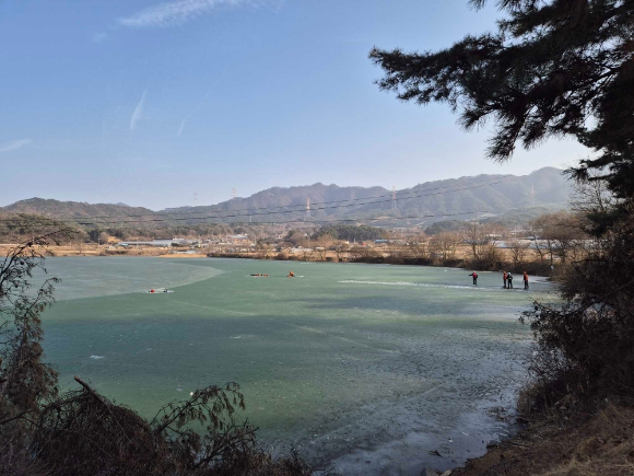 홍천 유치저수지 60대 구조 [사진=강원특별자치도소방본부 제공]