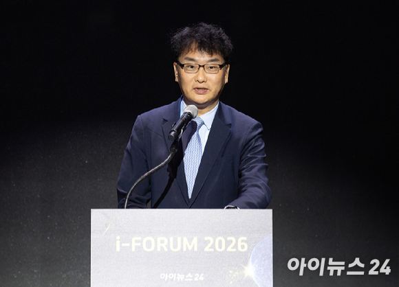 종합경제미디어 아이뉴스24의 대표 지식 컨퍼런스 '아이포럼 2026'이 22일 서울 용산구 서울드래곤시티 한라홀에서 'AI 패권 전쟁, 새로운 질서: AI 3대 강국, 대한민국의 현재와 미래'를 주제로 열린 가운데 이도규 과학기술정보통신부 정보통신정책실장이 축사를 하고 있다. [사진=곽영래 기자]