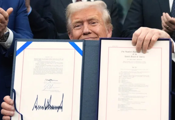 도널드 트럼프 미국 대통령이 지난해 11월 6일(현지시간) 백악관 집무실에서 열린 비만약 가격 인하 발표 행사에서 관자놀이에 손을 대고 눈을 감고 있다. [사진=AFP 연합뉴스]