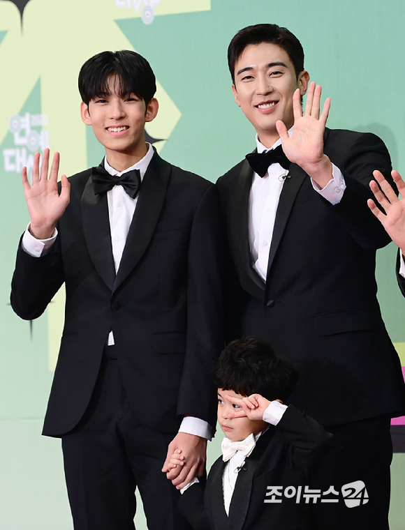 23일 오후 서울시 영등포구 여의도 KBS 신관 웨딩홀에서 진행된 '2023 KBS 연예대상' 레드카펫 행사에 '슈퍼맨이 돌아왔다' 배우 강경준과 아들 정안, 정우군이 참석하고 있다. [사진=정소희 기자]