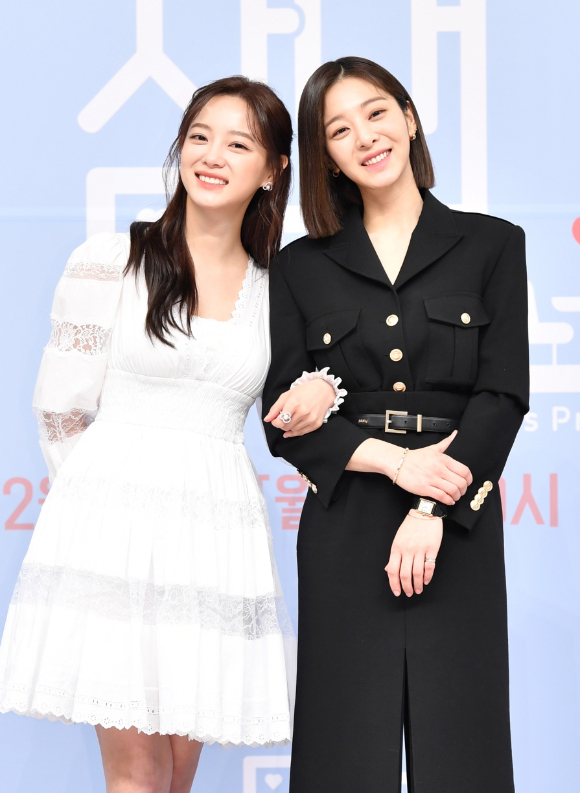 배우 김세정과 설인아가 25일 온라인으로 진행된 SBS 새 월화드라마 '사내맞선' 제작발표회에 참석해 포토타임을 갖고 있다. [사진=SBS]