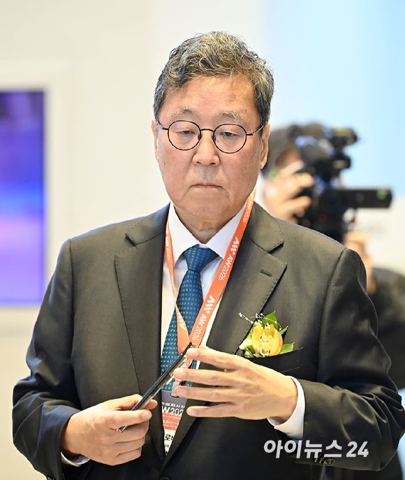 4일 오전 서울 강남구 코엑스에서 열린 2026 스마트공장&middot;자동화산업전(AW2026)에서 이규복 현대글로비스 대표가 부스를 둘러보고 있다. [사진=곽영래 기자]