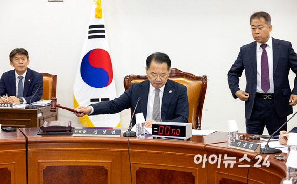 신성범 국회의원(가운데). [사진=정소희 기자]