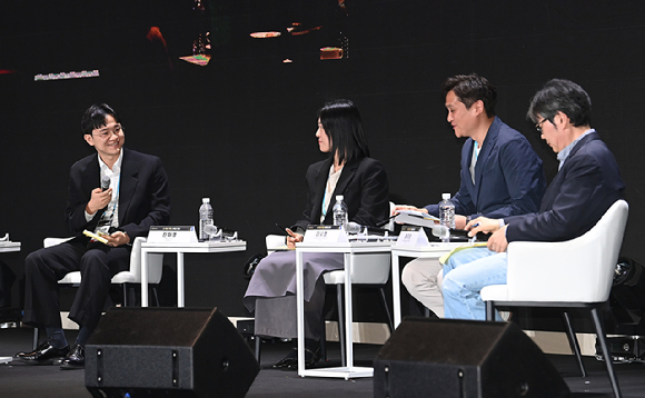 종합경제미디어 아이뉴스24의 대표 지식 컨퍼런스 '아이포럼 2026'이 22일 서울 용산구 서울드래곤시티 한라홀에서 'AI 패권 전쟁, 새로운 질서: AI 3대 강국, 대한민국의 현재와 미래'를 주제로 열린 가운데 좌장을 맡은 박수한 광운대학교 로봇학부 교수가 진하영 리얼월드(RLWRLD) 사업개발 이사, 이시행 LG AI연구원, 황정훈 한국전자기술연구원 지능로보틱스연구센터 센터장과 토론을 하고 있다. [사진=곽영래 기자]