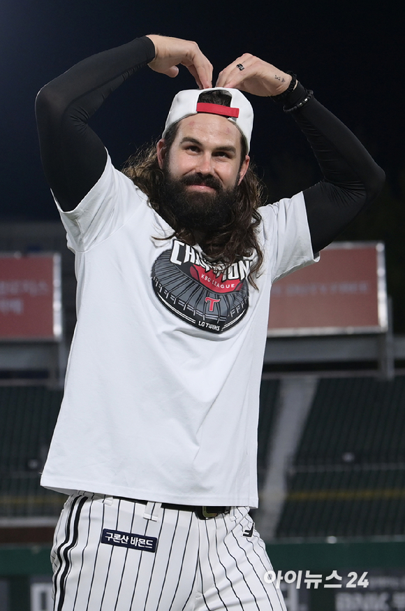 29년만에 정규 시즌 우승을 차지한 LG 트윈스가 4일 부산사직종합운동장 사직야구장에서 열린 '2023 신한은행 SOL KBO리그' 롯데 자이언츠와 경기를 마치고 우승 세리머니를 하는 가운데 켈리가 팬들을 향해 하트를 만들고 있다. [사진=정소희 기자]