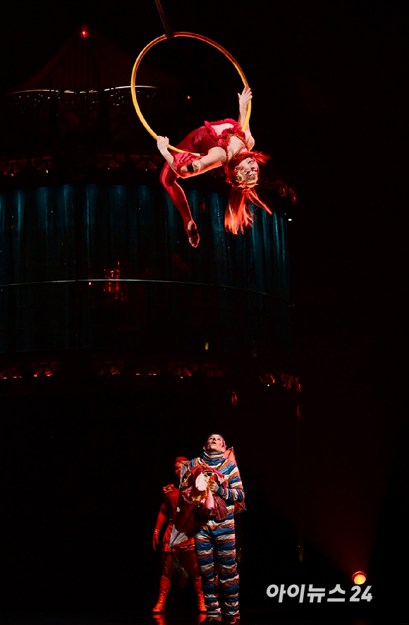 15일 오후 서울 잠실종합운동장 내 빅탑에서 열린 태양의서커스 '쿠자(KOOZA)' 프레스 컨퍼런스에서 배우들이 환상적인 무대를 선보이고 있다. [사진=정소희 기자]