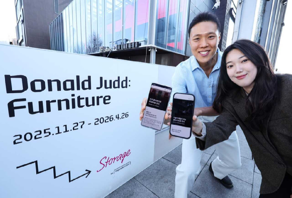 LG유플러스 직원이 현대카드 스토리지에서 양사 전시를 소개하고 있는 모습. [사진=LGU+]