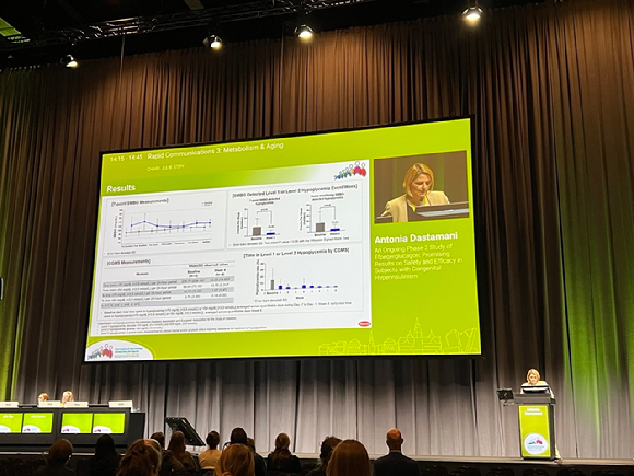 안토니아 다스타마니(Antonia Dastamani) 박사가 11일 덴마크 코펜하겐에서 열린 유럽소아내분비학회(ESPE)&middot;유럽내분비학회(ESE) 공동 학술대회에서 '에페거글루카곤'에 대한 임상 2상 중간 분석 결과를 발표하고 있다. [사진=한미약품 제공]