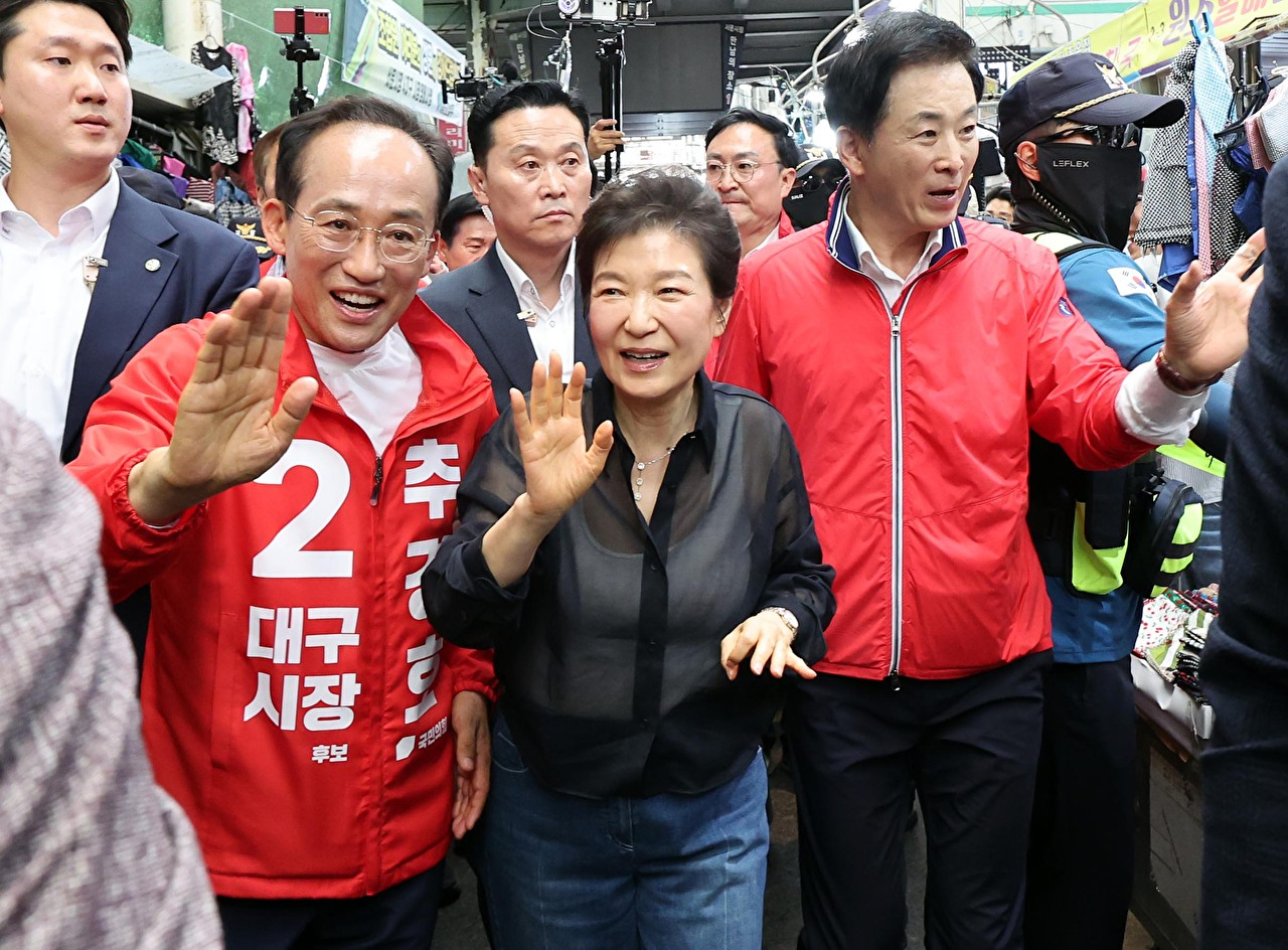 더불어민주당 김부겸 대구시장 후보 캠프 권칠승 공동선대위원장을 비롯한 대구 경북 출신 의원들이 1일 국회 소통관에서 김부겸 후보 지지를 호소하고 있다. 왼쪽부터 이재정, 임미애, 권칠승, 수어통역, 한정애, 박해철 의원. 2026.6.1 [사진=연합뉴스]