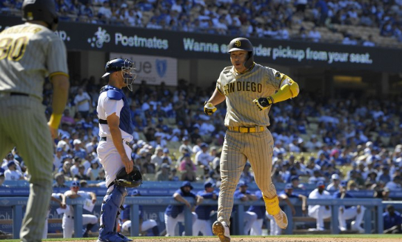 MLB 샌디에이고에서 뛰고 있는 김하성(오른쪽)이 4일(한국시간) 열린 LA 다저스와 원정 경기에서 시즌 5호 홈런을 투런포로 장식했다. 김하성이 홈런을 친 뒤 홈으로 들어오고 있다. [사진=뉴시스]