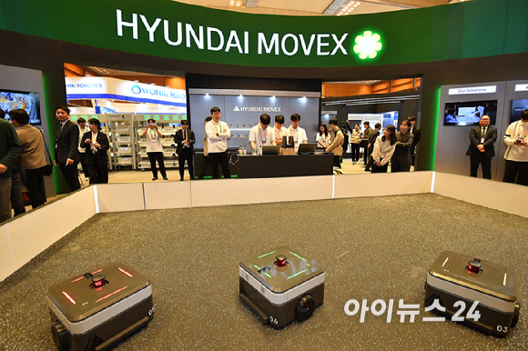 4일 오전 서울 강남구 코엑스에서 열린 2026 스마트공장&middot;자동화산업전(AW2026)에서 현대무벡스 자율주행 물류로봇(AMR)이 군집 퍼레이드 시연을 하고 있다. [사진=곽영래 기자]