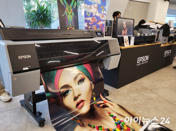 한국엡손은 지난 12일 서울 종로구 도화서길에서 이상봉 디자이너와 함께하는 친환경 패션쇼 및 전시 '이상봉, 그의 상상을 프린트하다'를 개최했다. [사진=서민지 기자]