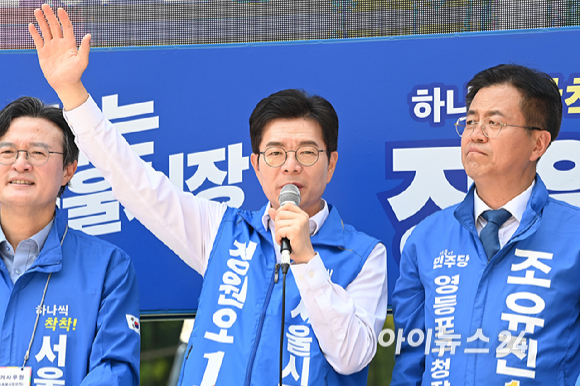 정원오 더불어민주당 서울시장 후보가 2일 서울 여의도우체국 인근에서 시민들에게 지지를 호소하고 있다. [사진=곽영래 기자]