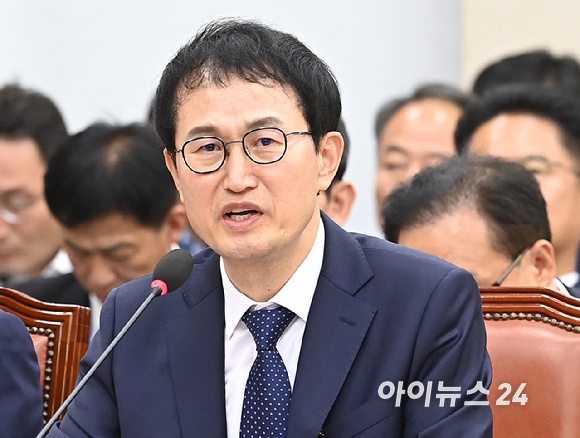 김승룡 소방청장 직무대행이 15일 서울 여의도 국회에서 열린 행정안전위원회의 중앙선거관리위원회, 인사혁신처, 소방청 등에 대한 국정감사에서 의원 질의에 답하고 있다. [사진=곽영래 기자]