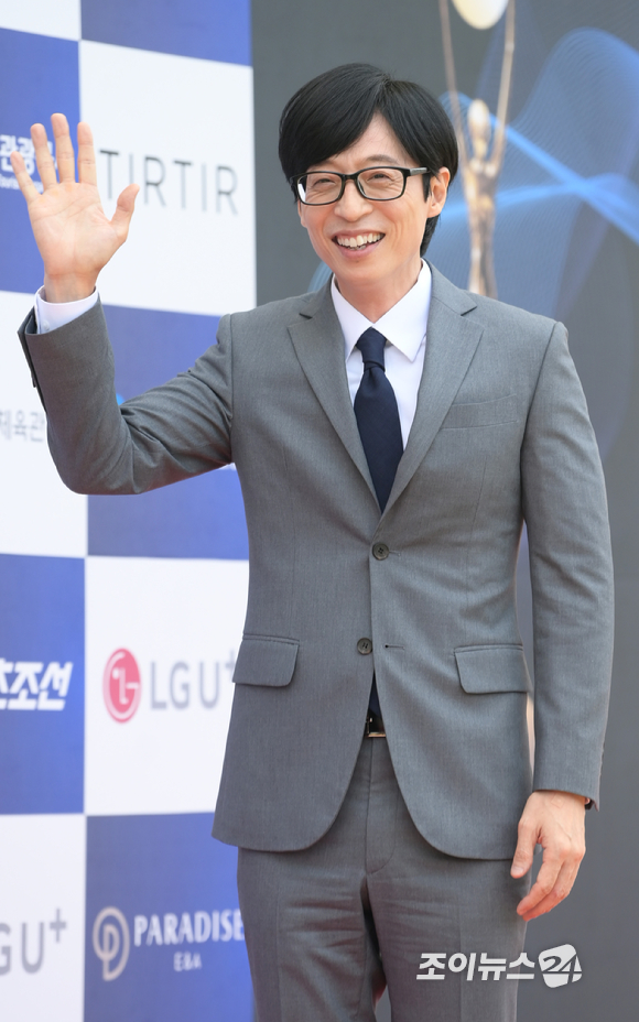 방송인 유재석이 19일 인천광역시 중구 파라다이스시티에서 열린 '제1회 청룡시리즈어워즈' 시상식에 참석해 레드카펫을 밟고 있다. [사진=정소희 기자]