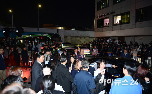 24일 서울 성동구 성수동에서 열린 명품 브랜드 프라다(PRADA) 포토월 행사에 수백명의 인파가 한꺼번에 몰리면서 안전사고 우려로 조기 종료됐다. [사진=정소희 기자]