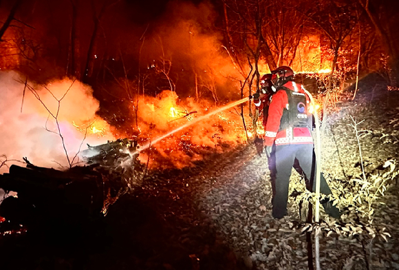 경상남도 밀양시에서 발생한 산불을 진화중인 산불재난특수진화대원 [사진=산림청]