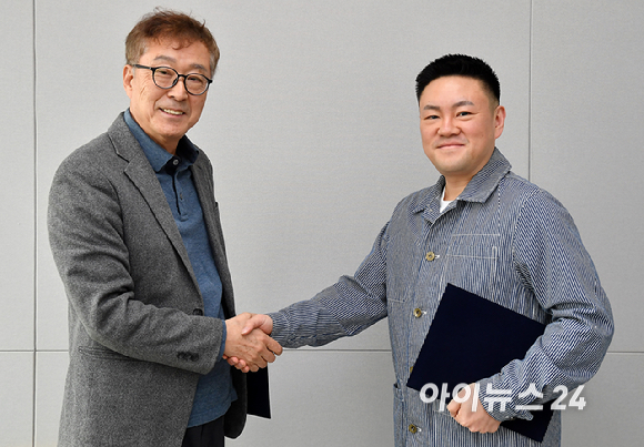 아이뉴스24 이창호 대표이사(완쪽)와 아스펙트이엔티 장용혁 대표가 1일 오후 서울 영등포구 아이뉴스24 사옥에서 아이뉴스24와 아스펙트이엔티 업무협약식(MOU)을 갖고 있다.이번 업무협약식은 아이뉴스24와 아스펙트이엔티가 문화 콘텐츠 사업, 지자체 행사, 공간 기반 콘텐츠 사업 등 다양한 프로젝트를 공동 추진하기 위하여 상호 협력 관계를 구축하는 것을 목적으로 이루어졌다. [사진=곽영래 기자]