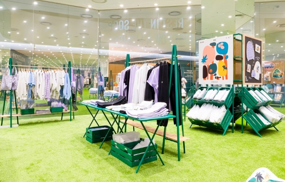 현대백화점은 하이브와 함께 내달 31일까지 더현대 서울에 ‘인더숲’ 임시매장을 운영한다. [사진=현대백화점 ]