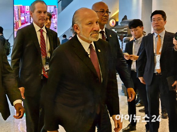 하워드 러트닉 미 상무장관이 29일 경주예술의전당에서 열린 한미 비즈니스 라운드 테이블 및 환영 만찬 참석을 위해 입장하고 있다. [사진=최란 기자]