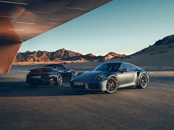 (왼쪽부터)포르쉐 '911 터보 S 카브리올레', 포르쉐 '911 터보 S 쿠페'. [사진=포르쉐코리아]