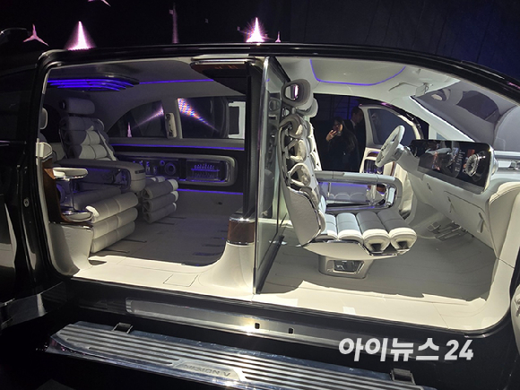 올라 칼레니우스(Ola Källenius) 메르세데스-벤츠 그룹 AG 이사회 의장 겸 최고경영자(CEO)이 14일 인천 파라다이스시티에서 열린 '메르세데스-벤츠 미래 전략 컨퍼런스'에서 발표하고 있다. [사진=김종성 기자]