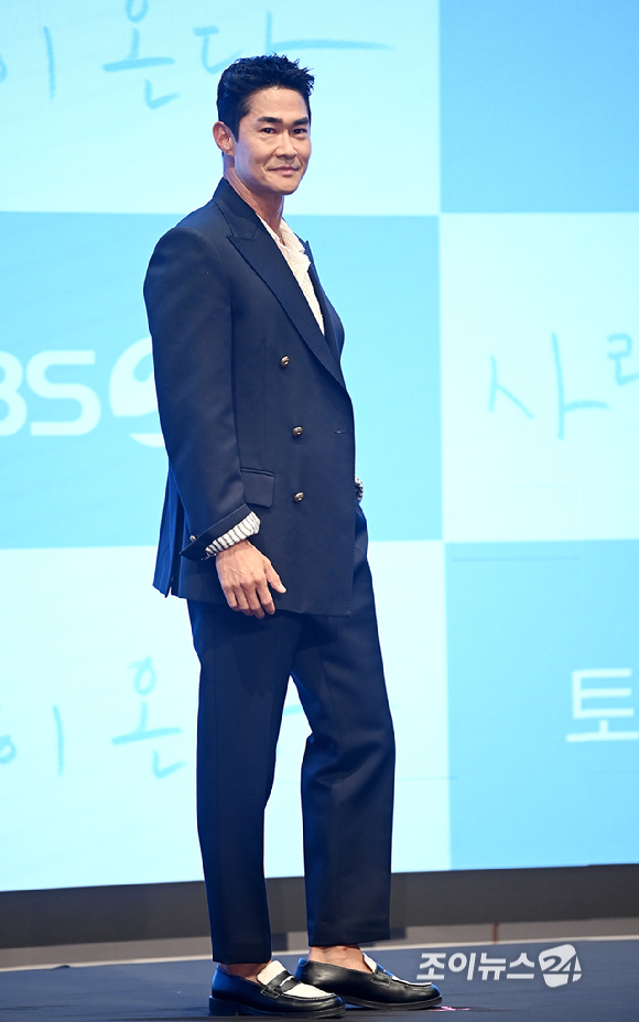 배우 배정남이 22일 오후 서울 구로구 신도림 디큐브시티 더세인트에서 열린 KBS2 주말드라마 '사랑이 온다' 제작발표회에서 포토타임을 갖고 있다. [사진=곽영래 기자]