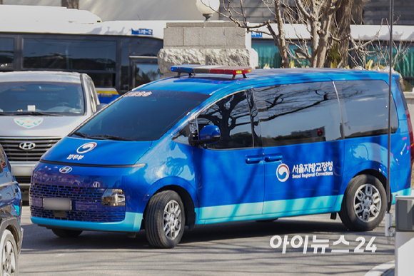 윤석열 대통령이 탑승한 호송차가 탄핵심판 9차 변론기일에 참석하기 위해 18일 서울 종로구 헌법재판소로 들어오고 있다. [사진=사진공동취재단]