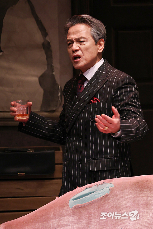 배우 박지일이 19일 오후 서울 종로구 동숭동 대학로티오엠에서 진행된 연극 '오펀스' 프레스콜에 참석해 열연을 펼치고 있다. [사진=문수지 기자]