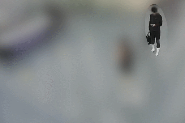 B씨가 지난 5월 김해공항 입국 과정에서 은닉한 마약 때문에 불편하게 걷고 있는 모습. [영상=부산세관]