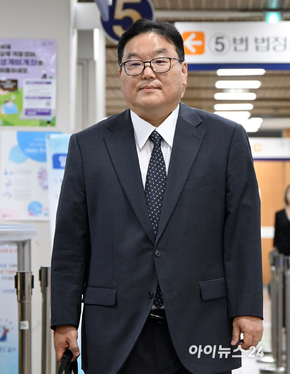 '쿠팡 퇴직금 미지급 사건'을 무혐의 처분하도록 외압을 행사한 혐의를 받는 엄희준 광주고검 검사가 16일 서울 서초구 서울중앙지법으로 출석하고 있다. [사진=사진공동취재단 ]