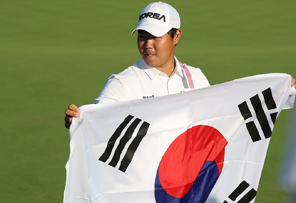 3일 일본 아이치현 가스가이 컨트리클럽 동코스에서 열린 2026 아이치&middot;나고야 아시안게임 남자 골프 4라운드. 최종 합계 18언더파 262타로 우승을 확정지은 한국 김주형이 태극기를 들고 기념촬영을 하고 있다. [사진=연합뉴스]