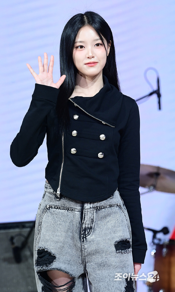 밴드 레이턴시 현진이 18일 오후 서울 마포구 상암동 쇼킹케이팝센터에서 열린 레이턴시(LATENCY) 첫 미니앨범 '레이트 오'클락'(LATE O'CLOCK) 쇼케이스에서 포토타임을 갖고 있다. [사진=정소희 기자]