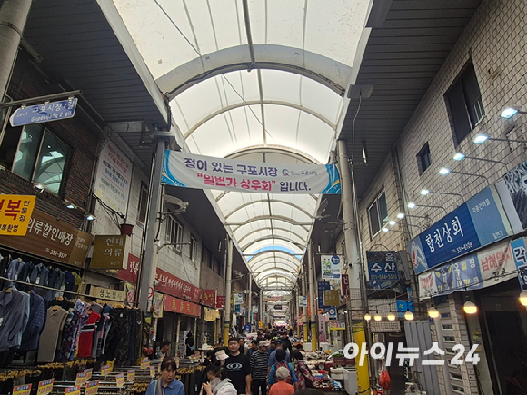 18일 부산 북구 구포시장에서 시민들이 정기 장날을 맞아 물건을 둘러보고 있다. [사진=유범열 기자]