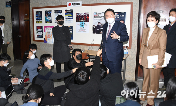 윤석열 국민의힘 대선후보가 21일 국회에서 열린 코로나19 극복을 위한 비상대책회의를 마치고 나오며 이준석대표와 조수진 공보단장의 갈등 등에 대한 질문을 받고 있다. [사진=김성진 기자]