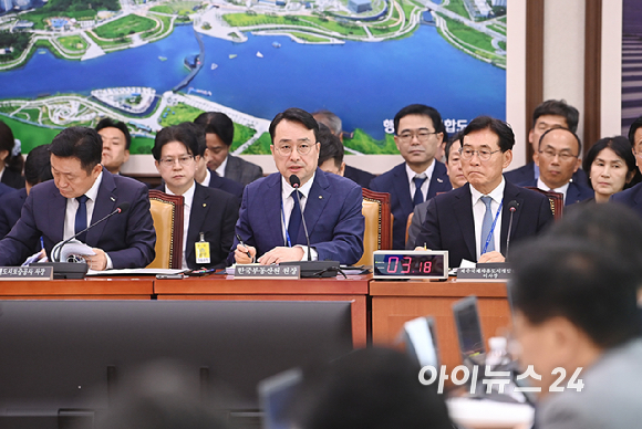 이헌욱 한국부동산원장이 15일 서울 여의도 국회 국토교통위원회에서 열린 한국부동산원, 주택도시보증공사 등에 대한 국정감사에서 질의에 답변하고 있다. [사진=곽영래 기자]