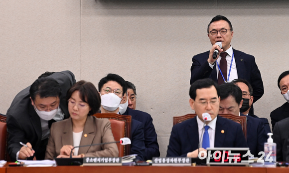 황주호 한국수력원자력 사장이 23일 오전 서울 여의도 국회에서 열린 산업통상자원중소벤처기업위원회 전체회의에서 의원 질의에 답하고 있다. [사진=김성진 기자]