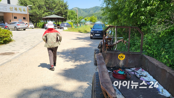 "투표하기 위해 경운기 타고 왔어요." 경기도 여주시 산북면 한 투표소에 경운기를 타고 온 유권자가 투표소로 들어가고 있다. [사진=정종오 기자]