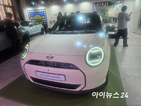 인스파이어드 화이트 색상의 디 올-일렉트릭 미니 쿠퍼 SE 폴 스미스 에디션 전면부 [사진=설재윤 기자]