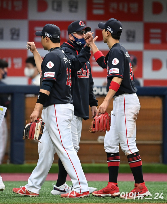 2일 오후 서울 고척스카이돔에서 2022 신한은행 SOL KBO리그 키움 히어로즈와 롯데 자이언츠의 개막전 경기가 열렸다. 롯데 서튼 감독이 7-2로 승리한 후 박승욱과 하이파이브를 하고 있다. [사진=김성진 기자]