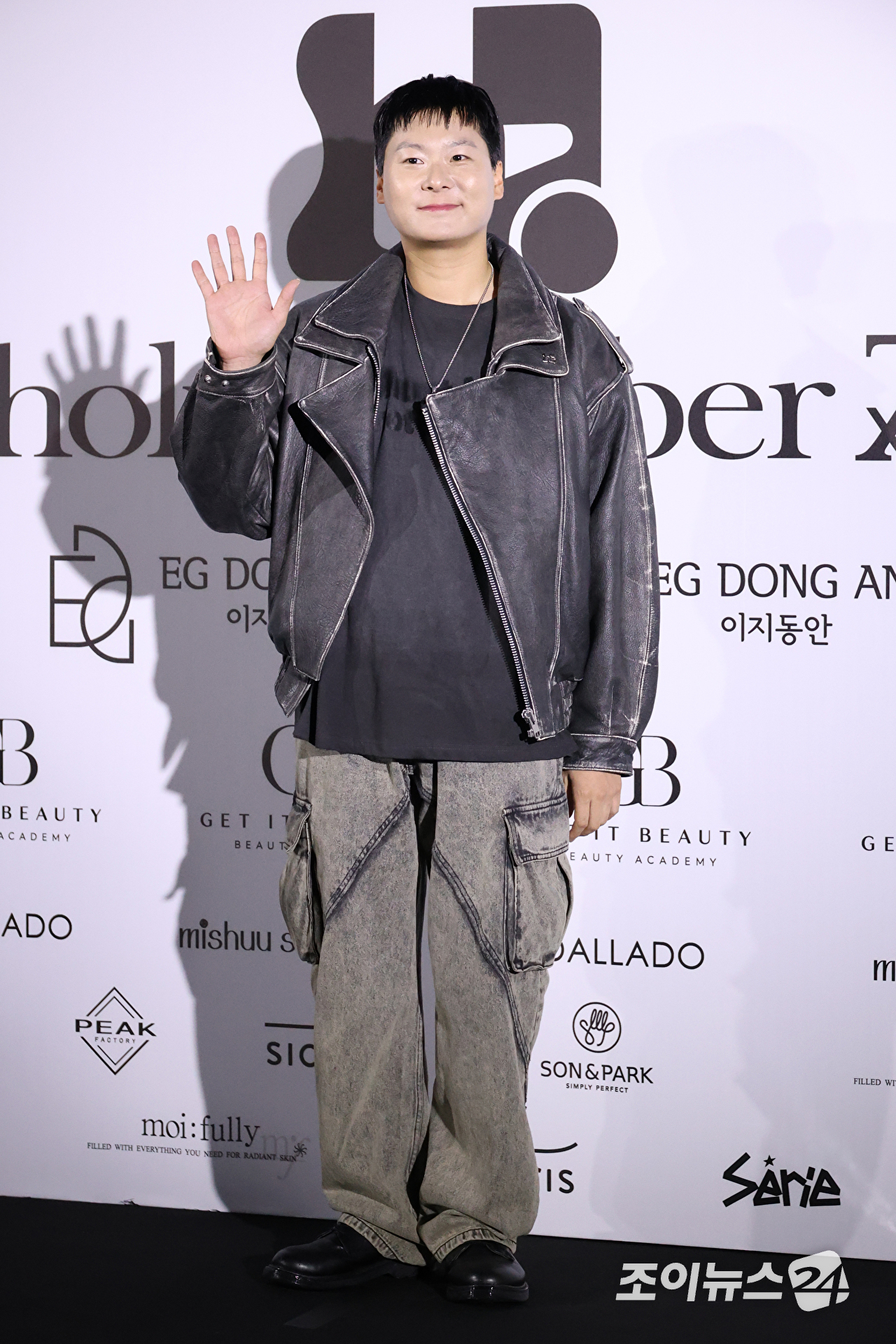 가수 장문복이 1일 오후 서울 중구 동대문디자인플라자에서 진행된 2027 S/S 서울패션위크 '홀리넘버세븐' 컬렉션에 참석해 포즈를 취하고 있다. [사진=문수지 기자]