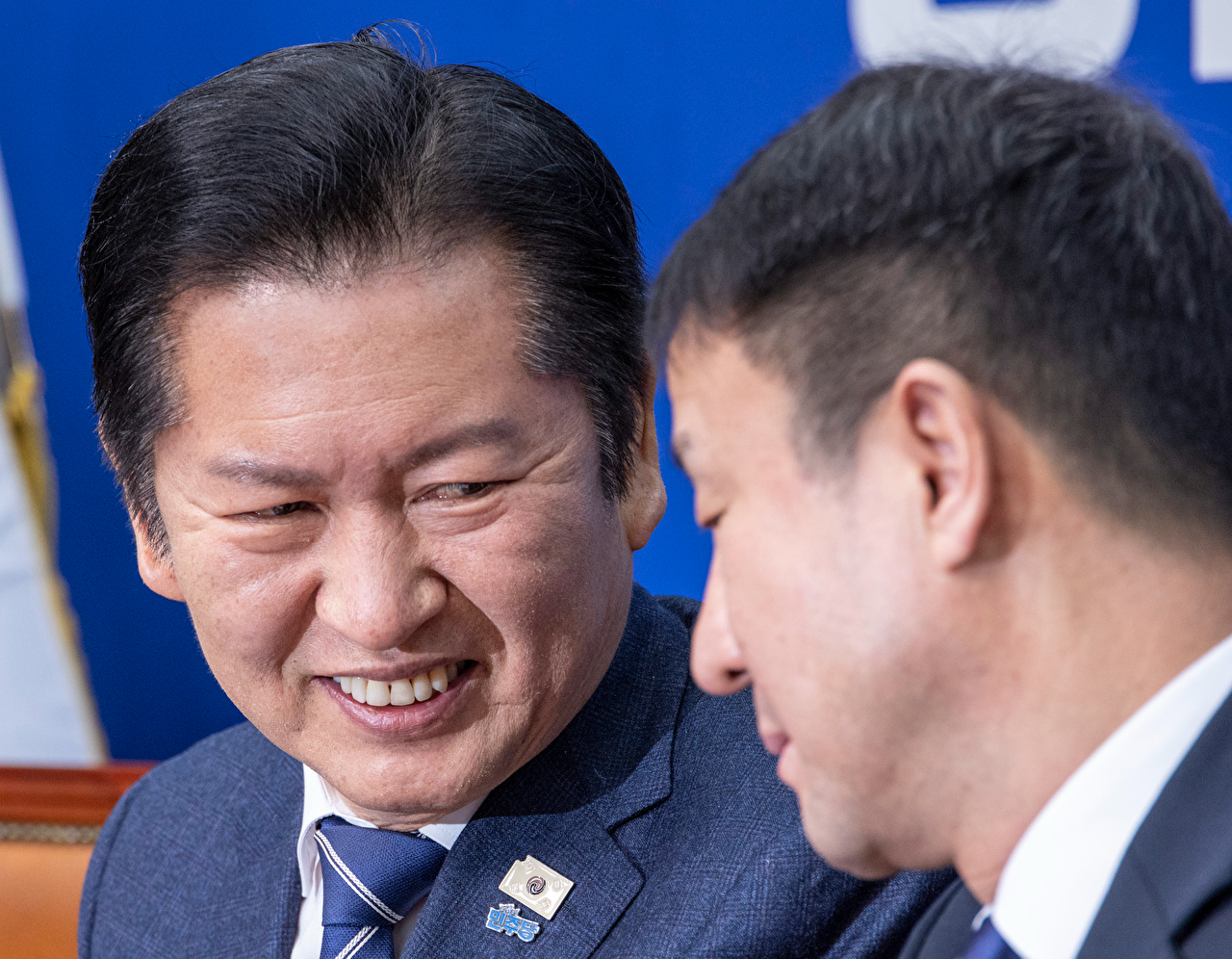 더불어민주당 정청래 대표(왼쪽)와 한병도 원내대표가 4일 국회에서 열린 최고위원회의 도중 대화하고 있다. 2026.2.4 [사진=연합뉴스]