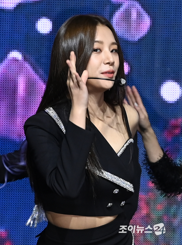 그룹 라붐 솔빈이 3일 오후 서울 용산구 한남동 블루스퀘어 마스터카드홀에서 열린 미니 3집 'BLOSSOM' 발매 기념 쇼케이스에 참석해 공연을 하고 있다.