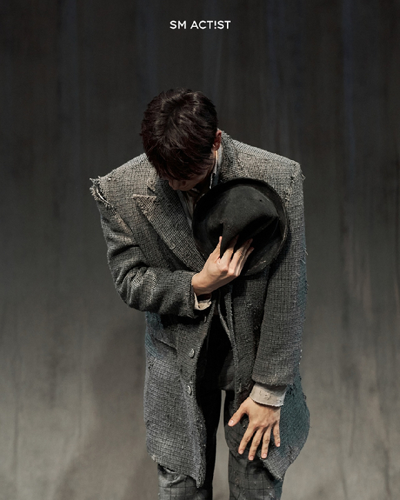 배우 최민호가 연극 '고도를 기다리며를 기다리며'에서 열연하고 있다. [사진=SM엔터테인먼트]