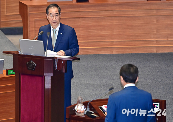 한덕수 국무총리가 6일 오후 서울 여의도 국회 본회의장에서 열린 외교·통일·안보 분야 대정부질문에서 성일종 국민의힘 의원 질의에 답하고 있다. [사진=곽영래 기자]