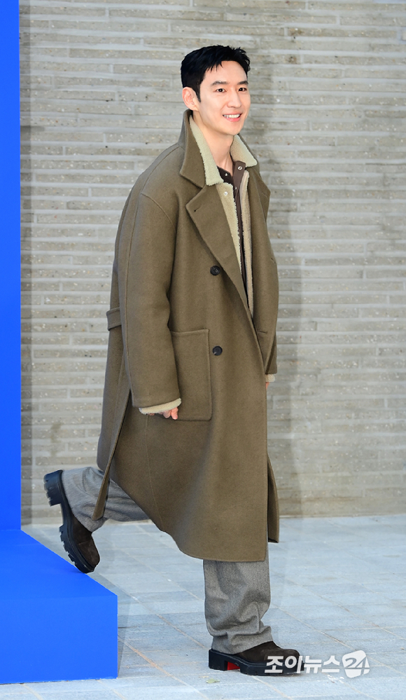 배우 이제훈이 5일 오후 서울 강남구 청담동에서 열린 타임 서울 플래그십 스토어 오픈 기념 포토월 행사에 참석하고 있다. [사진=정소희 기자]